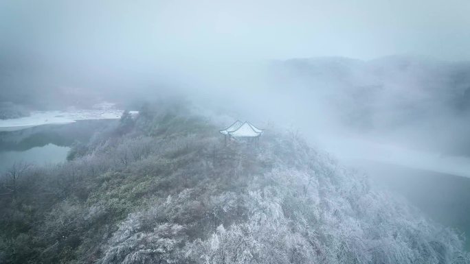 云雾 冬季 山上 湖泊 雪景