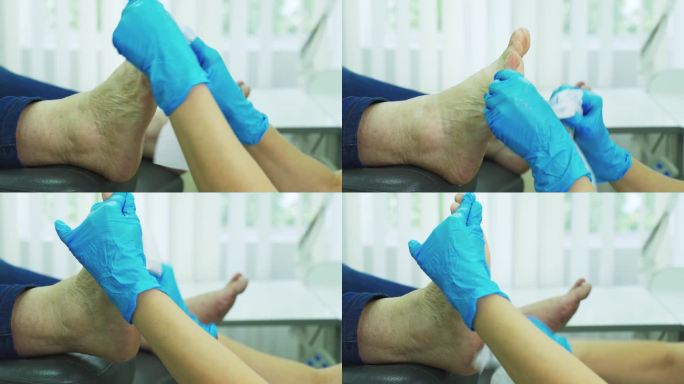 足病医生用湿布清洗脚底。