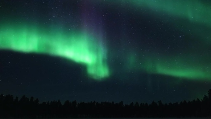 令人惊叹的北极光现象充满了拉普兰的北极夜空