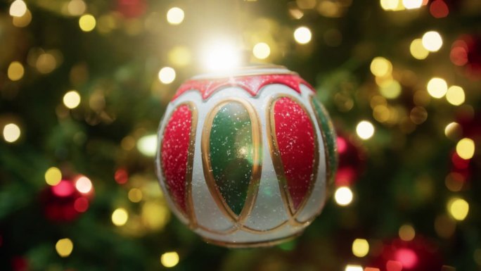 五颜六色的圣诞球挂在树上
