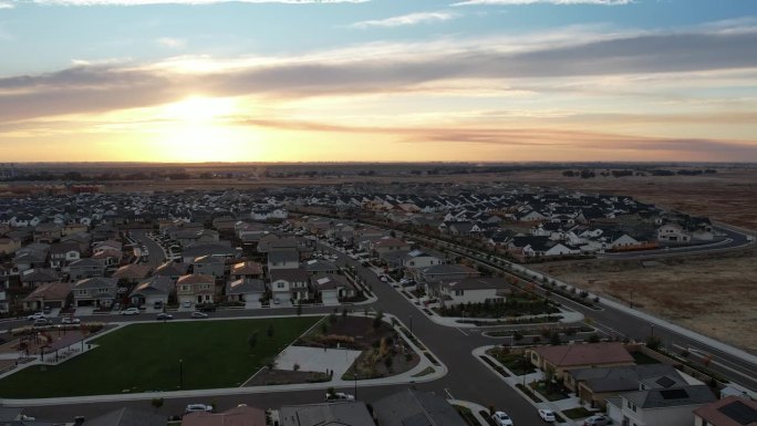 美国加州郊区充满活力的日落