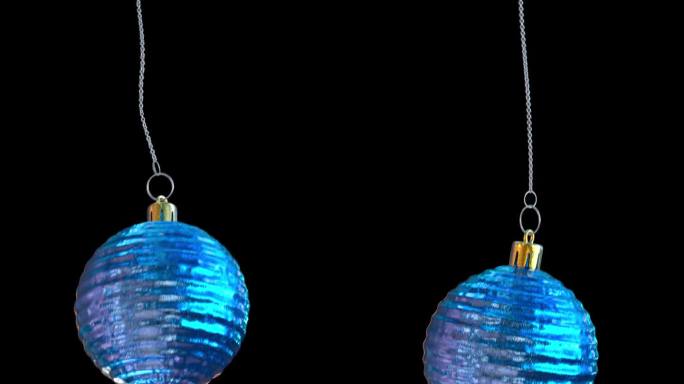 蓝色的圣诞树装饰品在银色的链子上垂下和摇摆。透明背景上的垂直4K动画