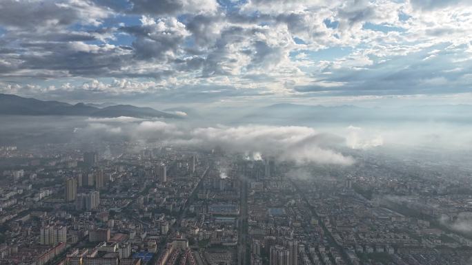 蓝天下的瑞丽市城区云卷云舒延时航拍