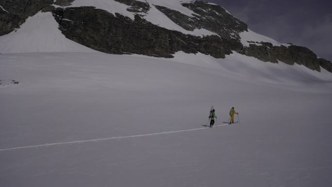 穿着滑雪装备爬法国阿尔卑斯山