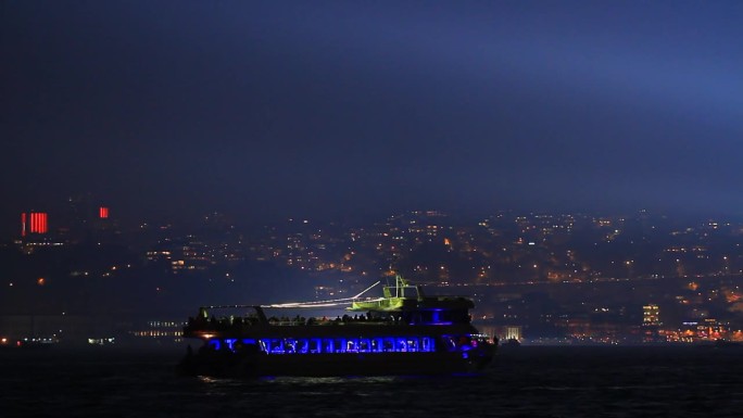10月29日，伊斯坦布尔举行了盛大的庆典，庆祝共和国成立一周年。伊斯坦布尔之夜