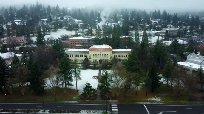 2023年冬季，美国俄勒冈州阿什兰。南俄勒冈大学。环绕丘吉尔大厅，原来的1926年学院建筑和现在的行