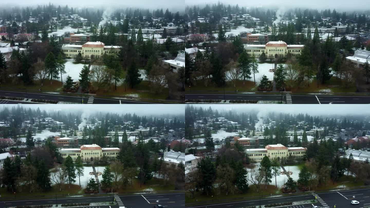 2023年冬季，美国俄勒冈州阿什兰。南俄勒冈大学。环绕丘吉尔大厅，原来的1926年学院建筑和现在的行