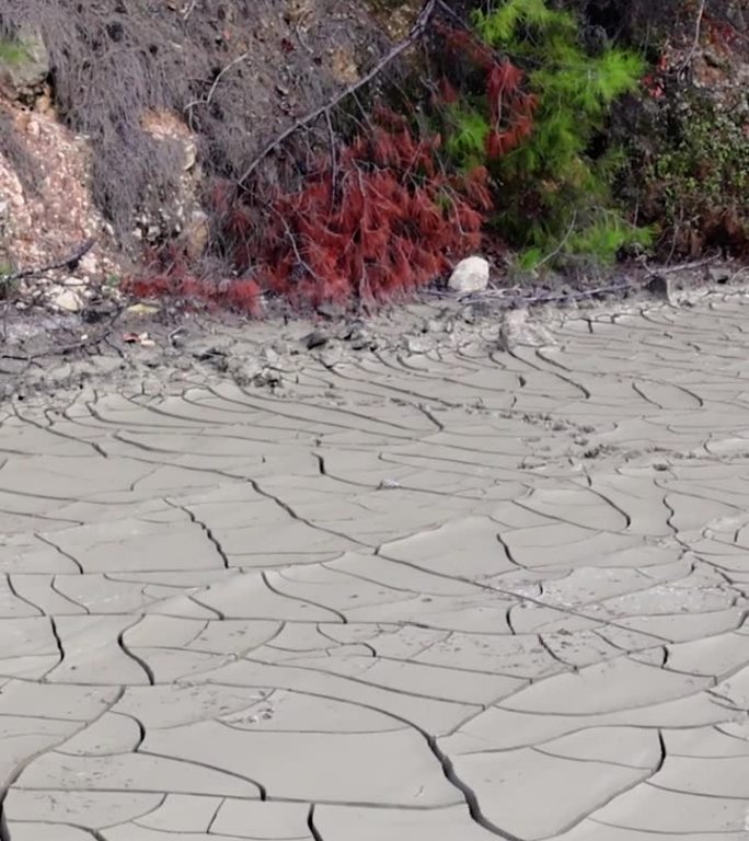 沙漠视频捕捉到了生态变化:干燥、龟裂的土地，曾经湿润。视觉生态学故事:干旱对景观的影响。破碎的地形突
