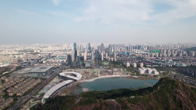 阳光明媚的日子，高角度欣赏苏州市市景，无人机观看4k实时画面，飞越著名的狮子山(狮子山)。