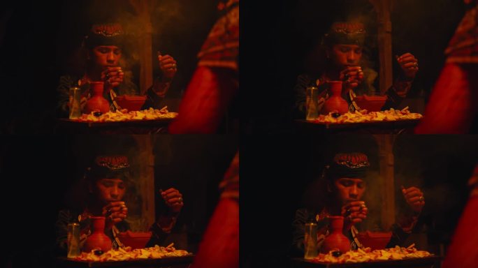 一个萨满正在桌子上用咒语和祭品进行仪式