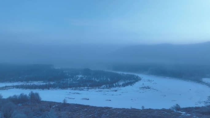 黎明林海雪原蓝色冻雾