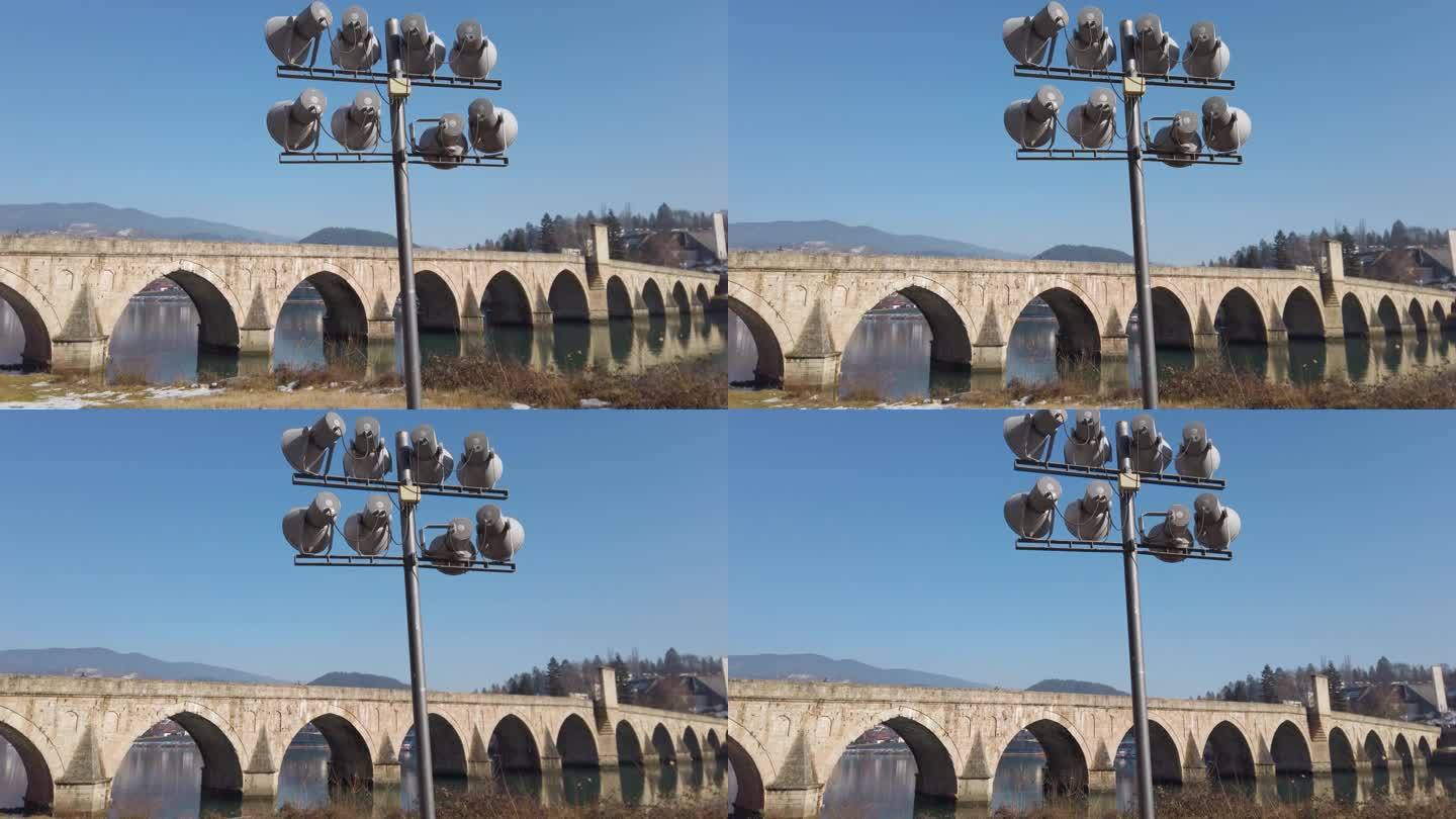 冬日里，波斯尼亚德里纳河大桥上的反射灯。穆罕默德帕夏索科洛维奇桥。