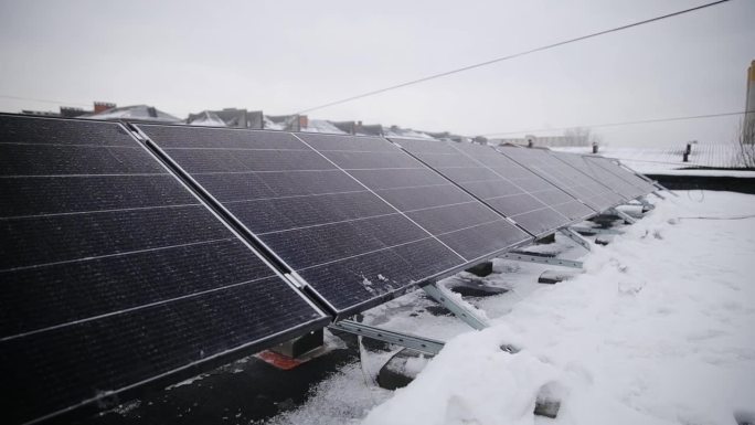 在房屋屋顶安装太阳能光伏板，在冬季生产清洁电能