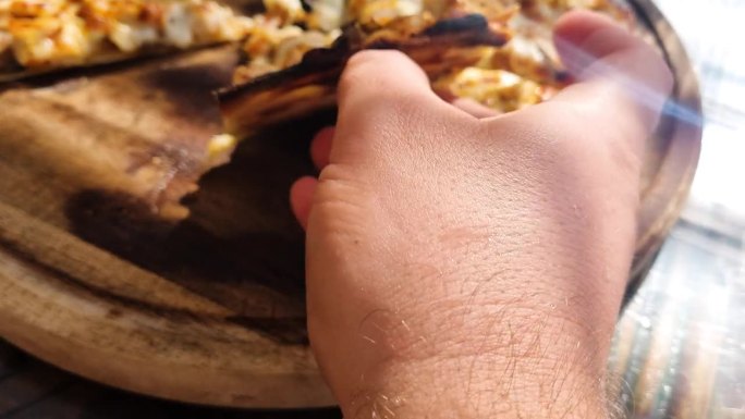 一名男子用木盘端出热腾腾的美味披萨。4k视频片段UHD 3840x2160