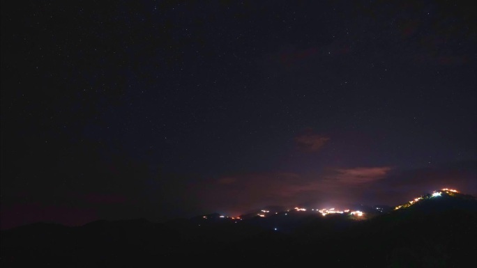 神奇的蓝色夜空，山上有数百万颗星星。冬天。大自然。夜间拍摄。泰国。美丽的大自然在夜空60 FPS 4