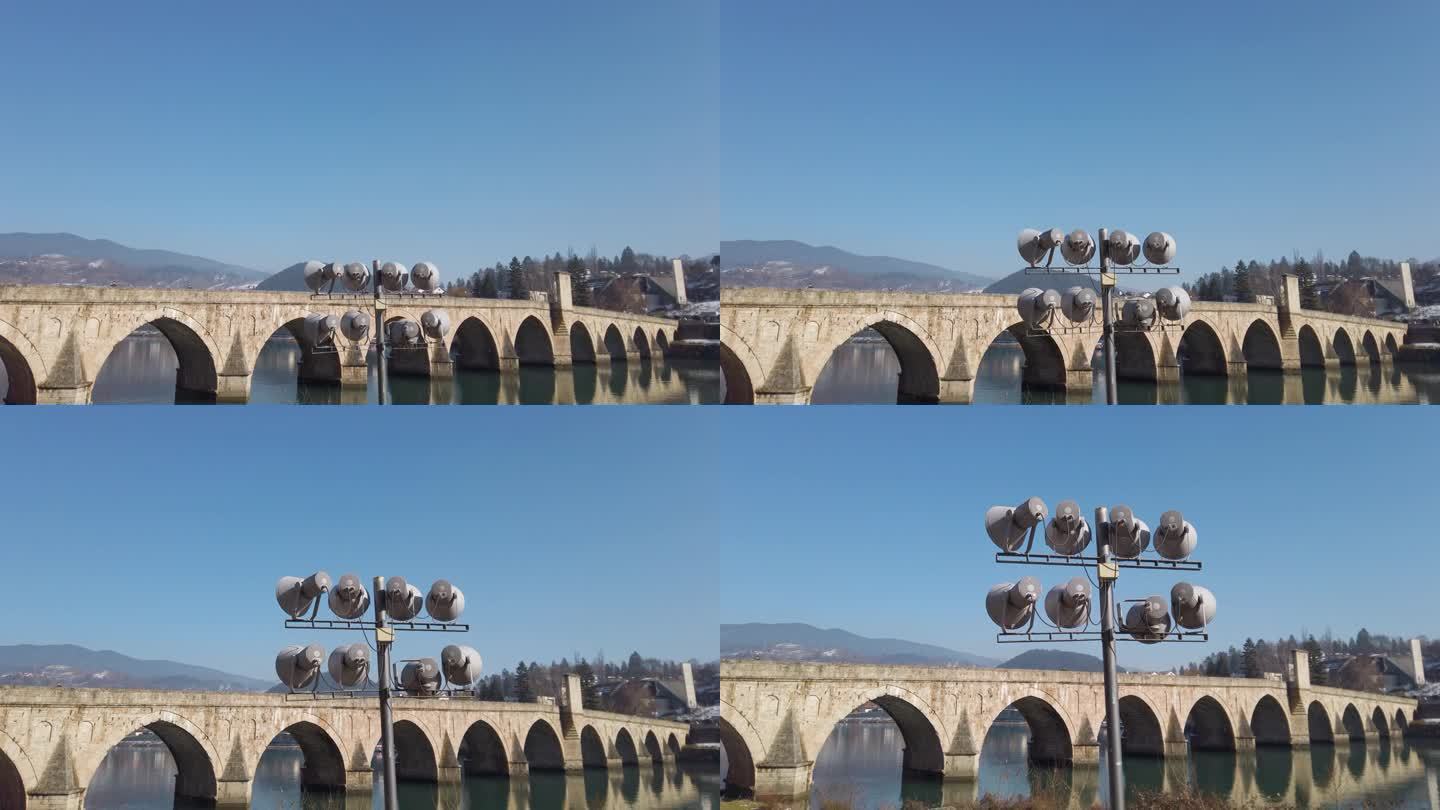 冬日里，波斯尼亚德里纳河大桥上的反射灯。穆罕默德帕夏索科洛维奇桥。