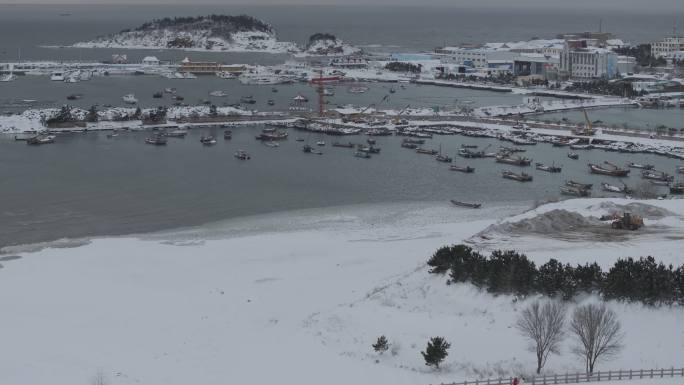 航拍威海小石岛桥渔港海湾冬季雪后海岸风光