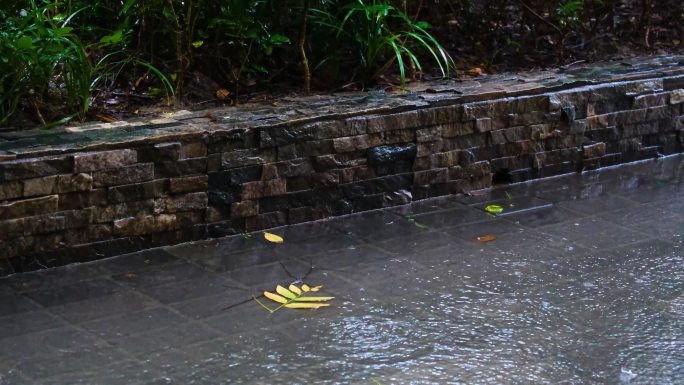 城市马路公路道路下雨天雨水雨滴大自然风景