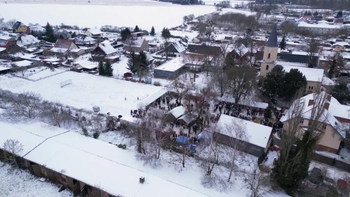 圣诞集市冬雪村，多云的德国。平稳的空中俯视图飞行宽轨道全景无人机

4 k的片段