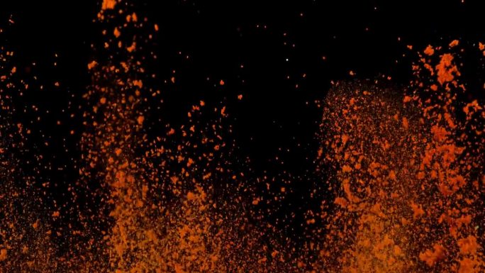 在黑色背景下以1000帧/秒的速度拍摄干红辣椒粉爆炸的超级慢动作。