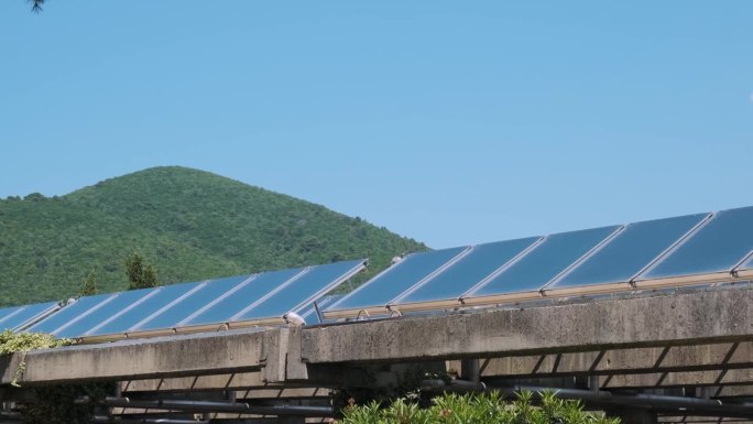 黑山停车场屋顶上的太阳能电池板。可再生清洁绿色节能高效光伏太阳能电池。可持续能源，发电