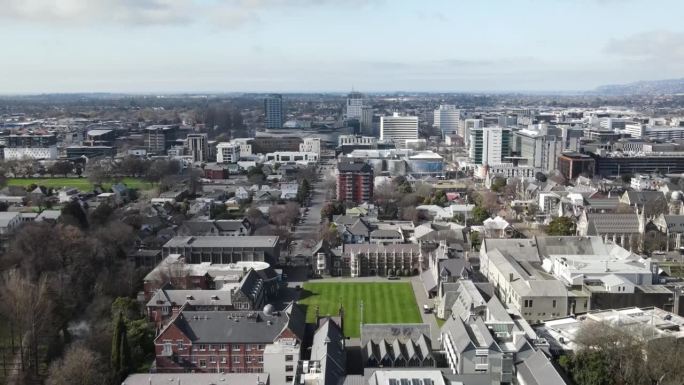 新西兰基督城，从历史悠久的大学建筑上空俯瞰市中心。