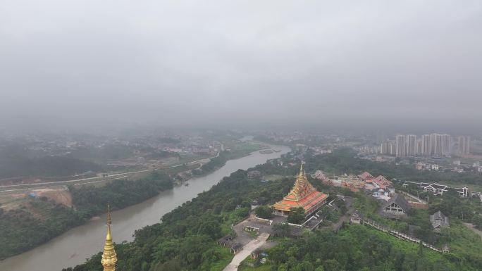 薄雾笼罩下的中缅边境
