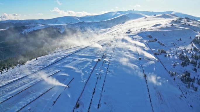 在奥地利的滑雪道上，造雪枪制造人造雪