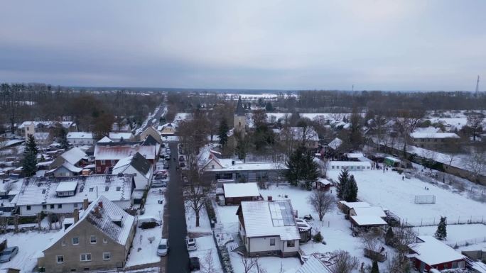 圣诞集市冬雪村，多云的德国。雄伟的空中俯瞰飞行，飞越飞行，飞越无人机

4 k的片段