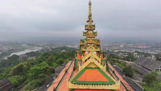 矗立在中缅边境线上的瑞丽市傣王宫佛教建筑