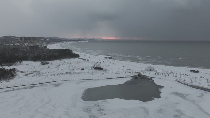 航拍威海小石岛湿地公园冬季雪后海岸风光