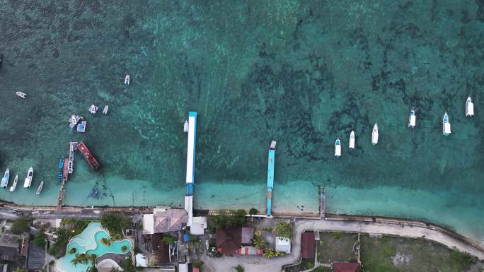 航拍日暮时分印度尼西亚佩尼达岛港口风光