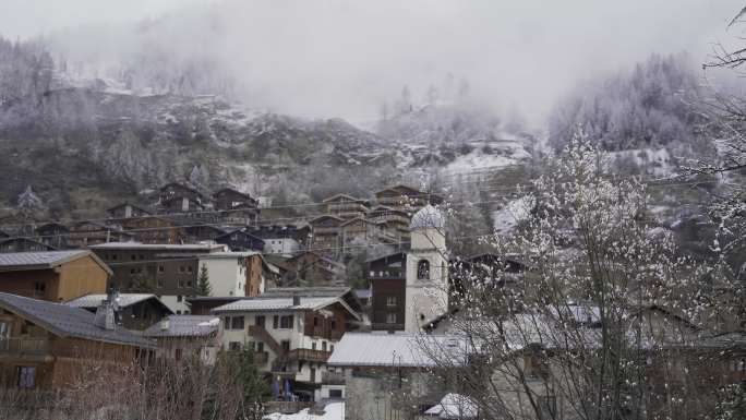 法国萨瓦伊泽尔谷小镇冬季空镜法国居民生活