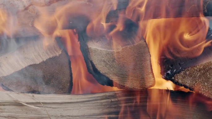 燃烧和冒烟的柴火。在乡间别墅的锅炉火箱内燃烧木材。