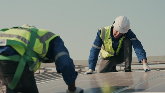 效率检查:维修工人确保屋顶太阳能电池板的最高性能。
