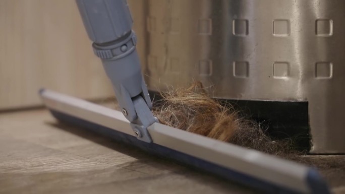 在美容院，地板上的头发会被固定吸尘器吸走