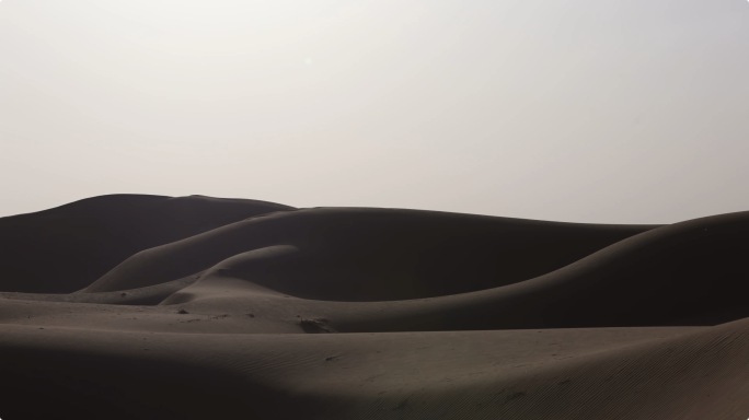 写意沙漠光影人物升格人在沙漠行走
