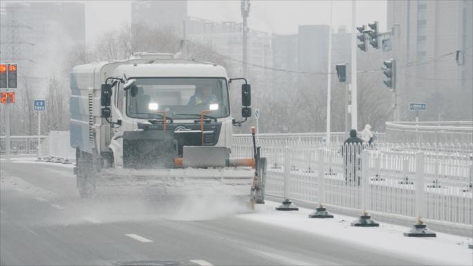 北京暴雪、外卖、环卫工人雪地清扫车、跑步