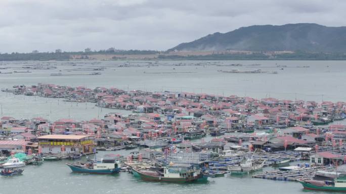 远景拍摄海南疍家鱼排