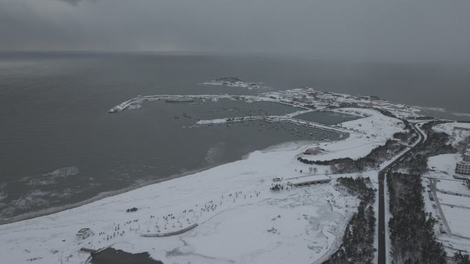 航拍威海高区小石岛港湾冬季雪景