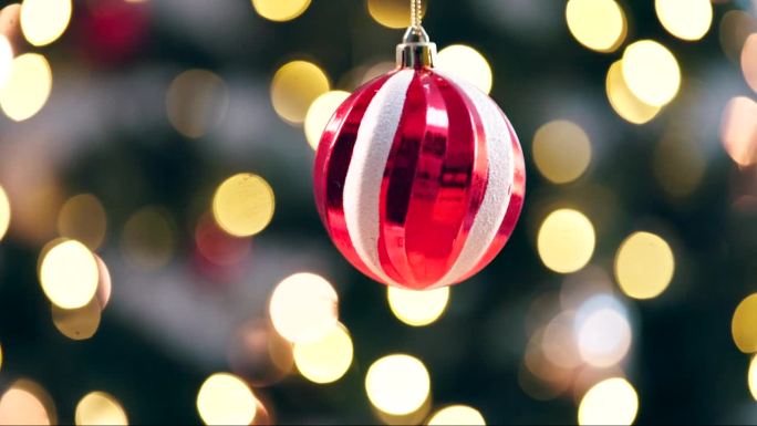 圣诞球，金色散景和装饰闪耀在节日节日，庆祝活动和节日在家里。派对装饰，插图和圣诞彩纸闪烁的灯和闪耀在