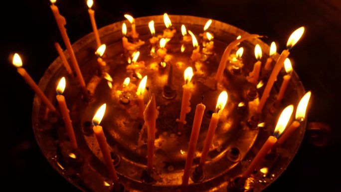 蜡烛燃烧天主教堂