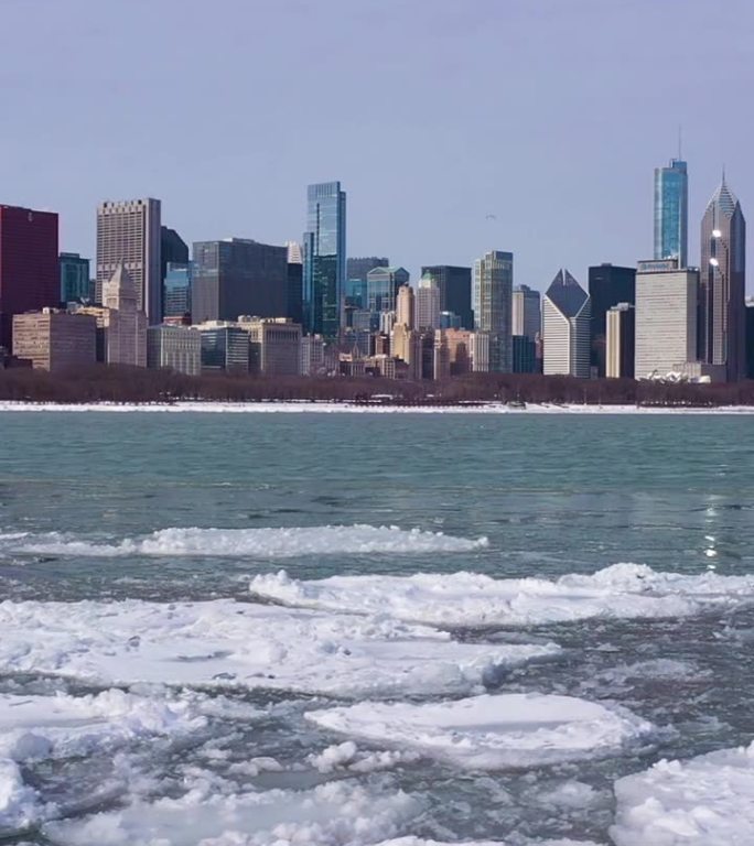 芝加哥和密歇根湖在冬季霜冻日的天际线。鸟瞰图，美国。垂直视频