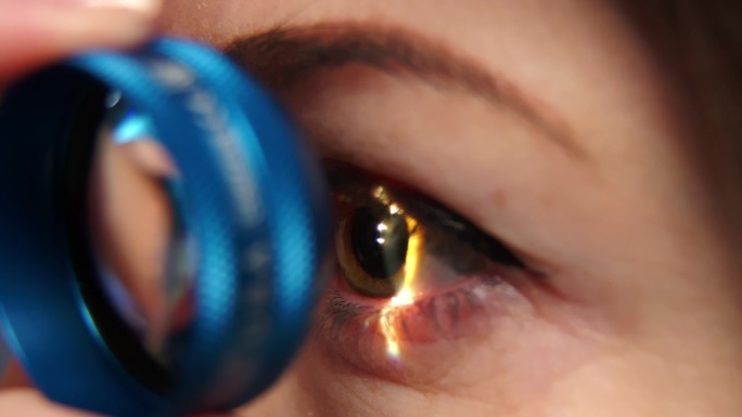 近距离激光改善视力。眼科疾病的一般诊断。用于眼科诊断的镜片。矫正视力的眼科设备。