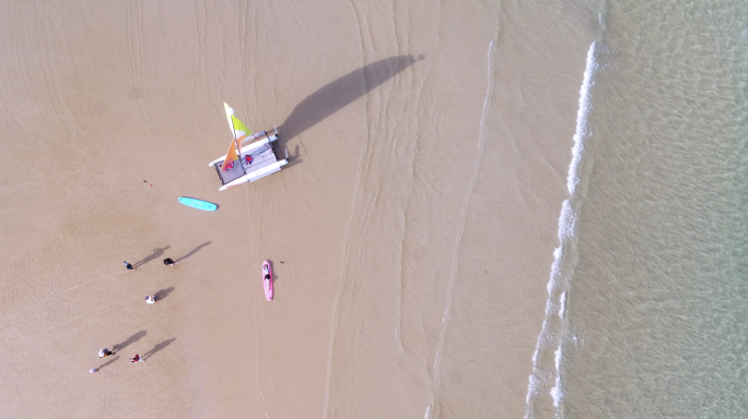 鸟瞰海滩 美女冲浪板拍照旅行影视片头航拍