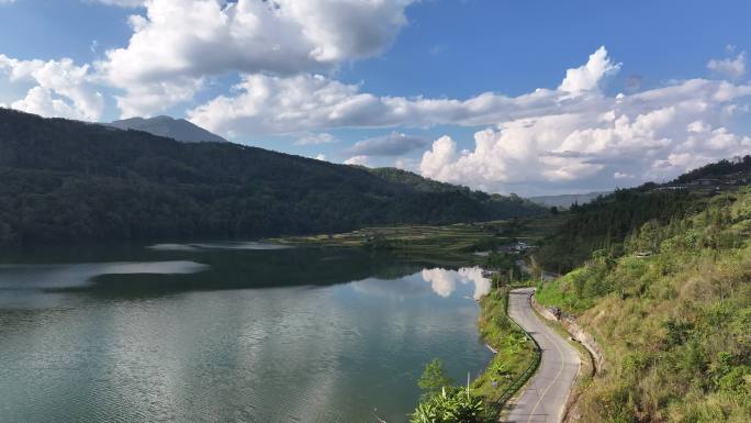 湖边的道路