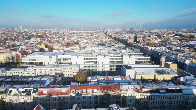 圣诞节阳光明媚的冬日雪城德国柏林。魔术空中俯视图飞行吊杆滑动到左侧无人机
4 k无人机