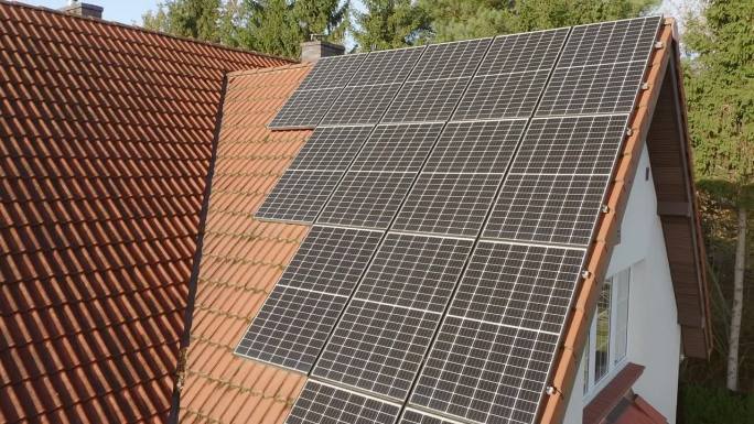 私人住宅的瓦片屋顶上的单晶太阳能组件。