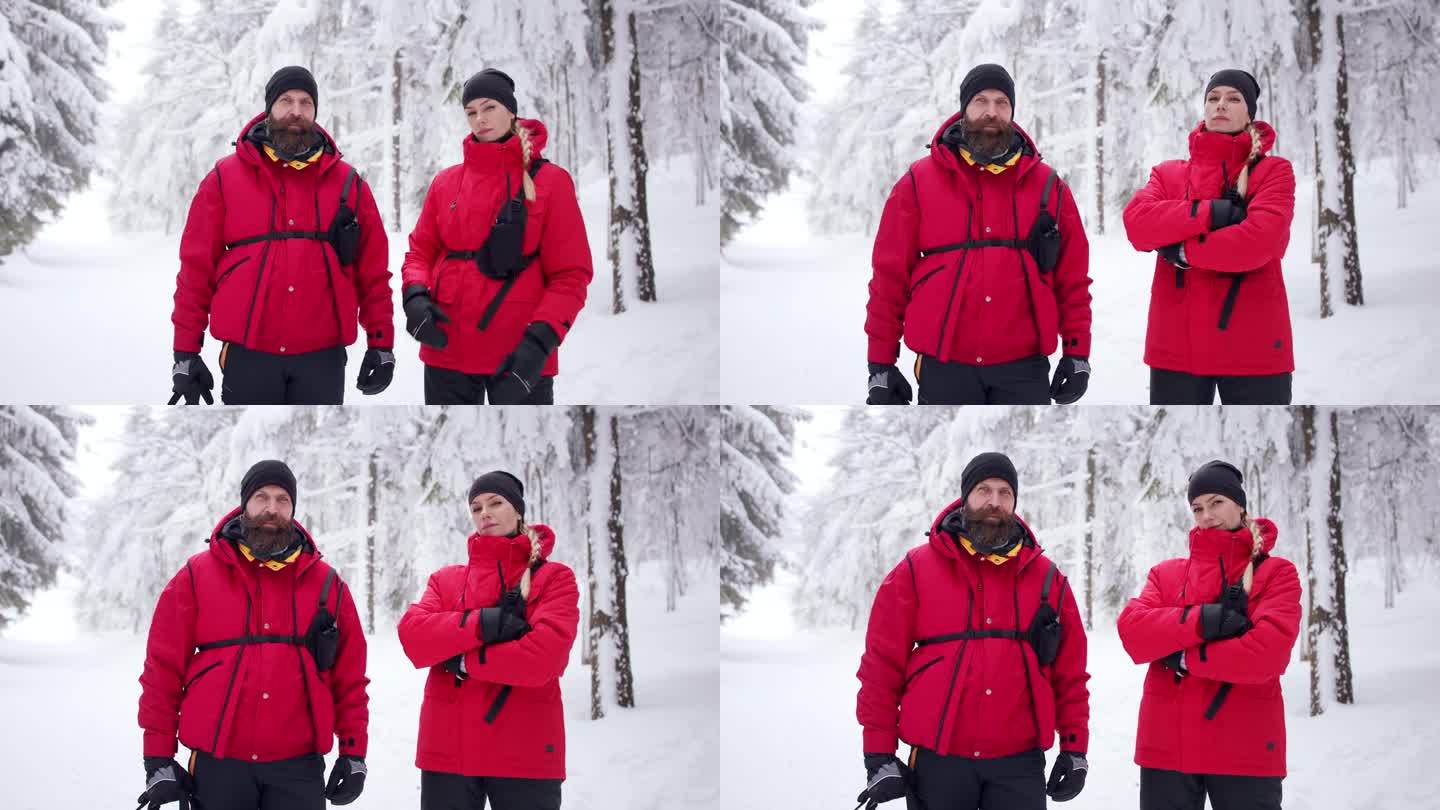 冬季，来自山地救援服务的医护人员在森林中看着摄像机。