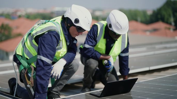 高效太阳能电池板评估:统一的维护技术人员确保最佳性能。